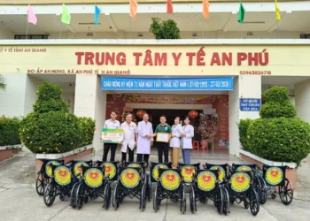 Trao tặng xe lăn – món quà ý nghĩa dành cho người bệnh