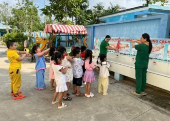 Trạm Y tế phường Long Xuyên tuyên truyền phòng, chống bệnh tay chân miệng tại trường mẫu giáo Hoa Cúc
