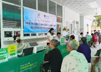 Khám, tư vấn miễn phí các bệnh về mắt cho người cao tuổi xã Vĩnh Hậu
