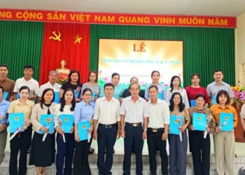 Ủy ban Nhân dân xã Long Điền công bố và trao quyết định công tác cán bộ ngành Y tế