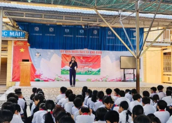 Trạm Y tế xã Chợ Vàm sinh hoạt chuyên đề phòng bệnh sốt xuất huyết cho các em học sinh