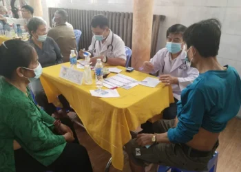 Khám bệnh và cấp thuốc miễn phí cho người dân nghèo xã Vĩnh Hậu