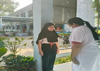 Trạm Y tế xã Vĩnh Hanh khám sức khỏe định kỳ cho học sinh trung học cơ sở