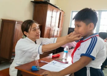 Trạm Y tế xã Phú Hòa điều tra, kiểm nghiệm muỗi tại ấp Tây Bình B