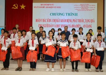 Kiên Lương – An Giang: Khám bệnh, phát thuốc miễn phí và tặng 400 suất quà cho người dân xã Hòa Điền