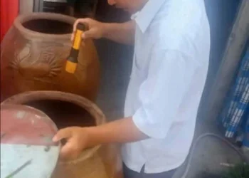 Trạm Y tế xã Vĩnh Trạch chiến dịch diệt lăng quăng tại ấp Vĩnh Lợi