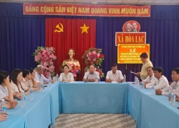 Ủy ban Nhân dân xã Hòa Lạc trao quyết định tiếp nhận viên chức Trạm Y tế