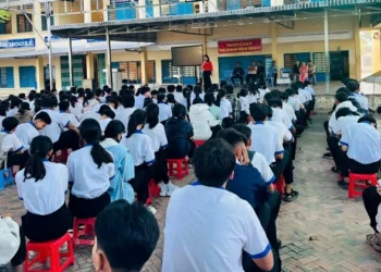 Trạm Y tế xã Chợ Vàm tuyên truyền phòng chống bệnh sốt xuất huyết và viêm não mô cầu cho học sinh