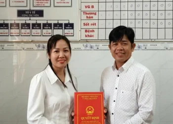 Trạm Y tế Xã Thạnh Đông trao quyết định thành lập các Khoa, Phòng chuyên môn