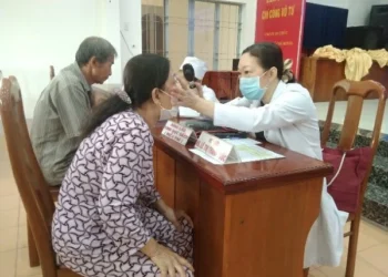 Xã Mỹ Hòa Hưng khám bệnh, cấp phát thuốc miễn phí cho người dân
