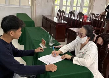 Trạm Y tế xã Tân Hiệp khám sức khỏe cho thanh niên tuổi 17