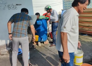 Trạm Y tế xã Cần Đăng triển khai vệ sinh môi trường và xử lý ổ dịch sốt xuất huyết