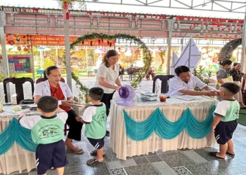 Trạm Y tế xã Tân Thạnh khám sức khỏe định kỳ cho học sinh