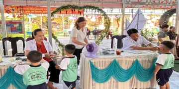 Trạm Y tế xã Tân Thạnh khám sức khỏe định kỳ cho học sinh