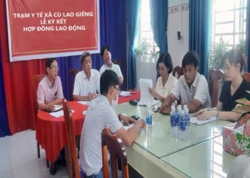 Trạm Y tế xã cù Lao Giêng thực hiện ký kết hợp đồng lao động