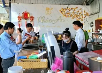 Phường Mỹ Thới kiểm tra an toàn thực phẩm tại các cơ sở kinh doanh dịch vụ ăn uống đường phố