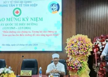 Trung tâm Y tế Tân Hiệp: Khen thưởng 17 Nữ hộ sinh, Điều dưỡng và Kỹ thuật viên đạt thành tích xuất sắc trong chăm sóc người bệnh