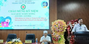 Trung tâm Y tế Tân Hiệp: Khen thưởng 17 Nữ hộ sinh, Điều dưỡng và Kỹ thuật viên đạt thành tích xuất sắc trong chăm sóc người bệnh