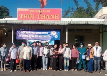Trạm Y tế phường Mỹ Thới ra quân diệt lăng quăng, hưởng ứng Ngày ASEAN phòng, chống sốt xuất huyết