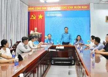 Liên đoàn Lao động tỉnh thăm hỏi, hỗ trợ cho đoàn viên, người lao động có hoàn cảnh khó khăn tại Công đoàn cơ sở Trung tâm Kiểm soát bệnh tật An Giang