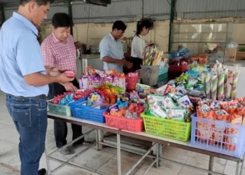 Trạm Y tế xã Chợ Mới ra quân kiểm tra an toàn vệ sinh thực phẩm