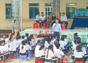 Trạm Y tế xã Bình Mỹ truyền thông phòng bệnh sốt xuất huyết cho học sinh tiểu học