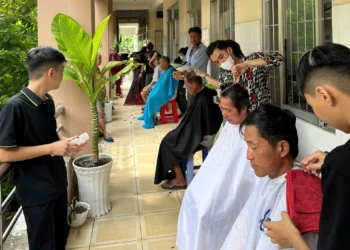 Ấm áp những “Tay kéo từ thiện” tại Trung tâm Y tế An Minh