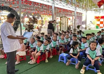 Trạm Y tế xã Tân Thạnh truyền thông phòng, chống bệnh Sốt xuất huyết và Tay chân miệng tại trường Mầm non Thuận Hòa