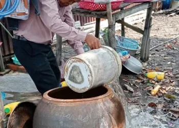 Trạm Y tế xã Tân Thạnh xử lý ổ dịch sốt xuất huyết tại ấp Xéo Nhàu A