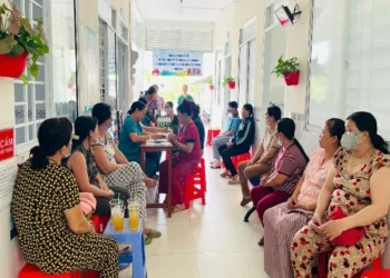 Trạm Y tế xã Nhơn Mỹ tổ chức truyền thông chăm sóc sức khỏe sinh sản và khám tầm soát ung thư miễn phí