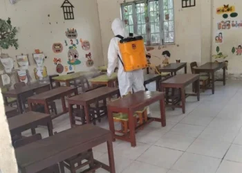 Trạm Y tế xã Thạnh Đông phối hợp với trường Mẫu Giáo Thạnh Đông phun hóa chất trong toàn khuôn viên trường
