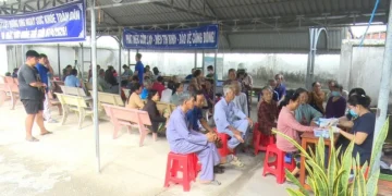 Trạm Y tế xã Nhơn Mỹ khám sức khỏe người cao tuổi