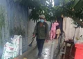 Trạm Y tế xã Vĩnh Thạnh Trung thực hiện vệ sinh môi trường tại ấp Mỹ Hưng