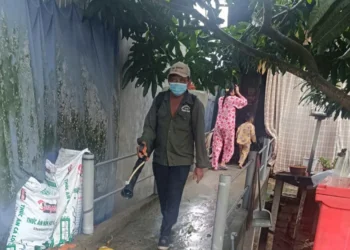 Trạm Y tế xã Vĩnh Thạnh Trung thực hiện vệ sinh môi trường tại ấp Mỹ Hưng