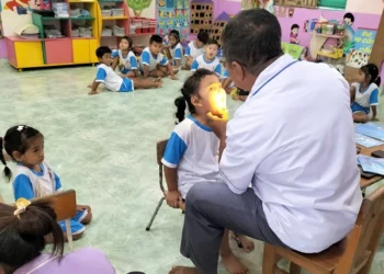 Trạm Y tế xã Tri Tôn khám sức khoẻ định kỳ cho học sinh