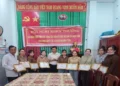 Khen thưởng các cá nhân thực hiện tốt Chương trình Dân số và Phát triển xã Ngọc Chúc