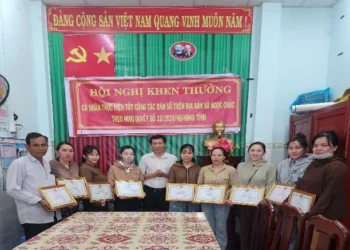 Khen thưởng các cá nhân thực hiện tốt Chương trình Dân số và Phát triển xã Ngọc Chúc