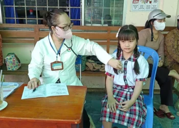 Trạm Y tế xã Tân Hiệp: Khám sức khỏe học sinh tiểu học