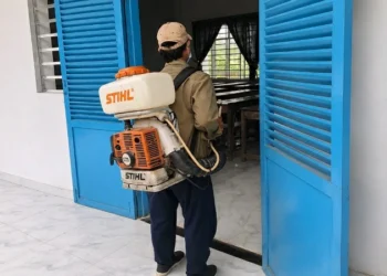 Trạm Y tế xã Thạnh Mỹ Tây: Phun thuốc khử khuẩn phục vụ cho kỳ thi tuyển sinh lớp 10 và tốt nghiệp THPT