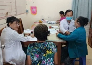 Khám sức khỏe cho người cao tuổi và tầm soát ung thư cổ tử cung tại xã Phú Hòa