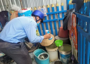 Trạm Y tế xã Vĩnh Xương ra quân vệ sinh môi trường, dập dịch sốt xuất huyết tại Ấp 2