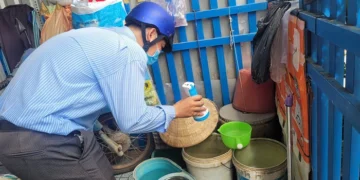 Trạm Y tế xã Vĩnh Xương ra quân vệ sinh môi trường, dập dịch sốt xuất huyết tại Ấp 2