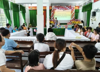 Công đoàn cơ sở Trung tâm Y tế Tri Tôn tặng quà cho các cháu thiếu nhi