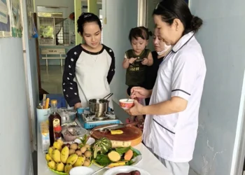 Trạm Y tế xã An Châu hướng dẫn cách nấu cháo dinh dưỡng cho trẻ ăn dặm