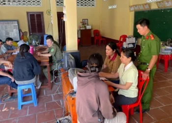 Xã Phú An ra quân lưu động kích hoạt VNeID mức 2 và Sổ sức khỏe điện tử