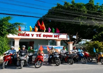 Trạm Y tế xã Định Mỹ mít tinh truyền thông khuyến khích mỗi cặp vợ chồng sinh đủ 2 con