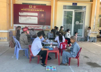 Ấm lòng mô hình khám sức khỏe kết hợp làm căn cước cho người dân xã Tân Thạnh