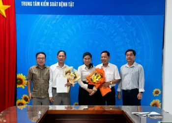 Trung tâm Kiểm soát bệnh tật tỉnh An Giang Trao Quyết định nghỉ hưu đối với 02 viên chức Khoa Kiểm dịch Y tế Quốc tế