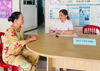Khám phụ khoa, xét nghiệm tầm soát ung thư cổ tử cung cho chị em phụ nữ trên địa bàn xã Chợ Vàm