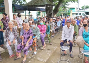 Khám bệnh, cấp thuốc miễn phí cho 200 người dân xã Phú Tân